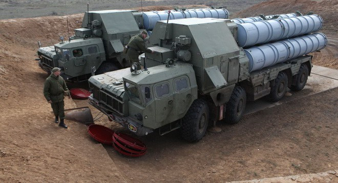 Được biết tổ hợp tên lửa phòng không tầm xa S-300PS (SA-10 Grumble) thuộc phiên bản đời đầu của S-300, chính thức được ra mắt vào năm 1985.