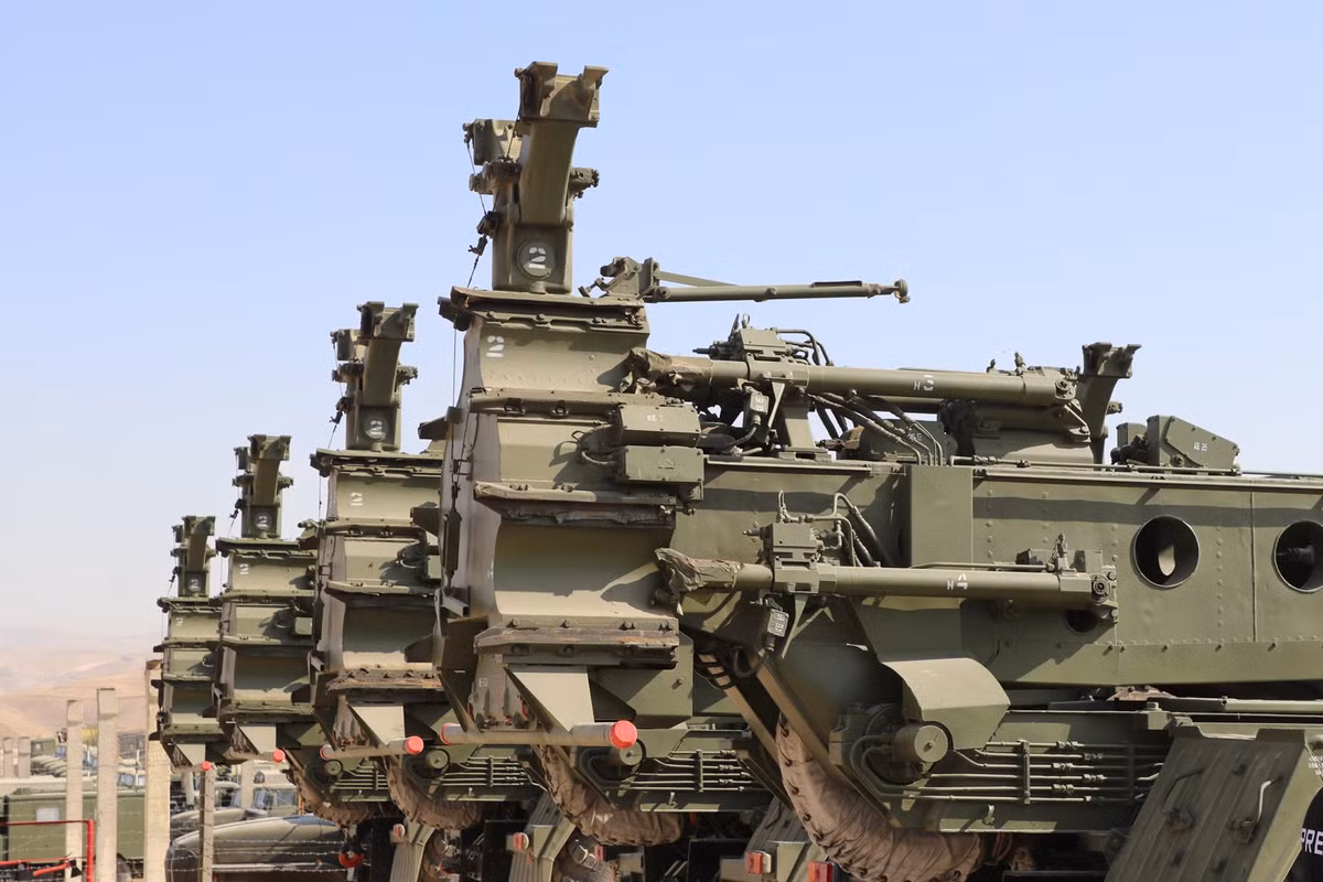 Truyền thông Nga vừa đăng tải hình ảnh về một lô lớn hệ thống tên lửa phòng không tầm xa S-300PS được quân đội nước này khẩn trương "gọi tái ngũ".