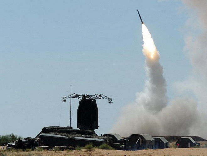 Hệ thống S-300PS có thể theo dõi 12 mục tiêu và điều khiển tên lửa tiêu diệt 6 mục tiêu có vận tốc 1.150 m/s cùng lúc, tầm bắn hiệu quả đối với máy bay là 75 km và tên lửa đạn đạo tầm ngắn là 25 km.