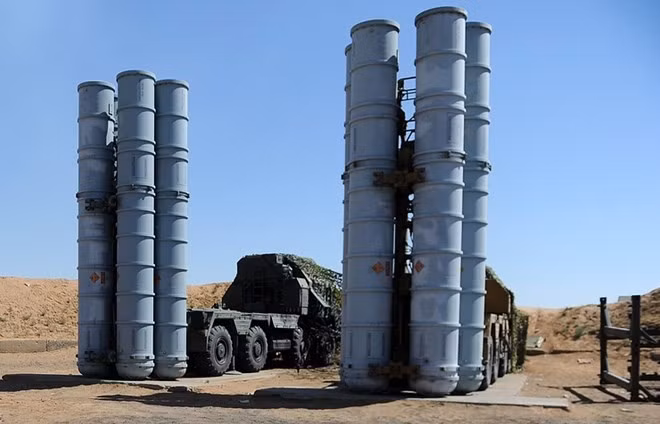 Hệ thống S-300PS vừa xuất kho bao gồm khoảng 30 đơn vị cấu thành như xe chỉ huy, xe bệ phóng, radar trinh sát, radar dẫn đường, cũng như các phương tiện hỗ trợ, dịch vụ báo chí của quân khu trung tâm Nga báo cáo.