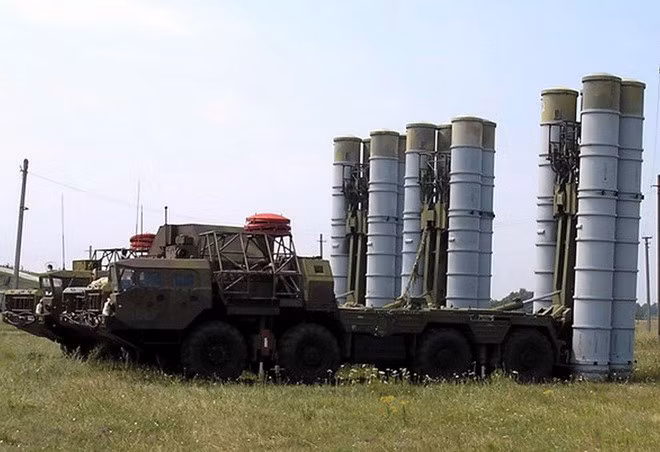 Sức mạnh của S-300PS nằm ở tên lửa đánh chặn 5V55R tầm bắn 90 km, vận tốc tối đa 1.700 m/s, độ cao hoạt động 0,025 - 25 km, mang theo đầu đạn nặng 133 kg với hệ dẫn đường nhận lệnh trực tiếp từ đài chỉ huy.