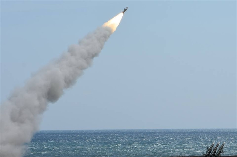 Nhờ trang bị bộ lọc tần số nên thiết bị này không gây nhiễu các hệ thống radio của quân mình. Phía Nga khẳng định hệ thống này có thể đối phó được các hệ thống tác chiến điện tử hiện đại nhất trên các máy bay tối tân của nước ngoài.