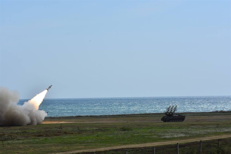 Trước khi hệ thống can thiệp điện tử khởi động, cơ chế dò thụ động trên máy bay sẽ quét các sóng radio trong khu vực tác chiến. Sau khi phát hiện các tần số hoạt động của máy bay đối phương, nhân viên vận hành hệ thống sẽ điều chỉnh để hệ thống can thiệp vào dải tần mong muốn.c