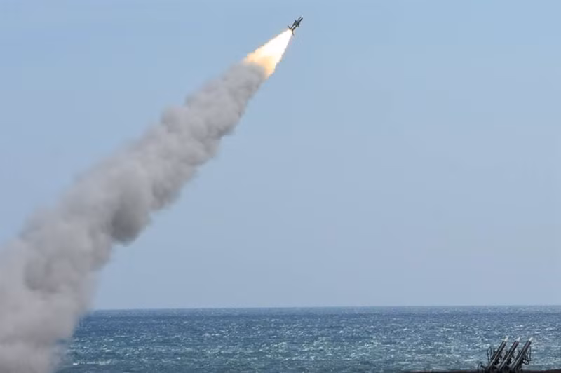 Nhờ trang bị bộ lọc tần số nên thiết bị này không gây nhiễu các hệ thống radio của quân mình. Phía Nga khẳng định hệ thống này có thể đối phó được các hệ thống tác chiến điện tử hiện đại nhất trên các máy bay tối tân của nước ngoài.