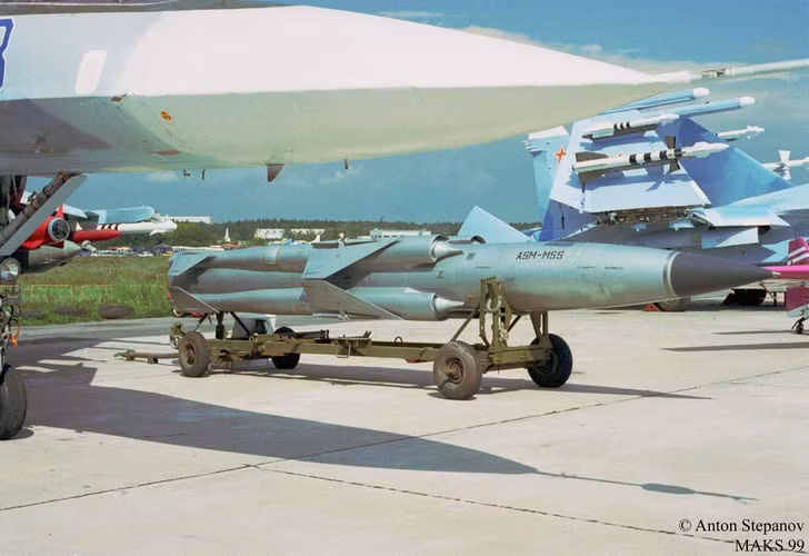 Được biết tên lửa P-270 Moskit do cục thiết kế MKB Raduga phát triển từ những năm 1970, đưa vào phục vụ năm 1984 nhằm chống lại các hạm đội hùng mạnh của Mỹ và NATO.