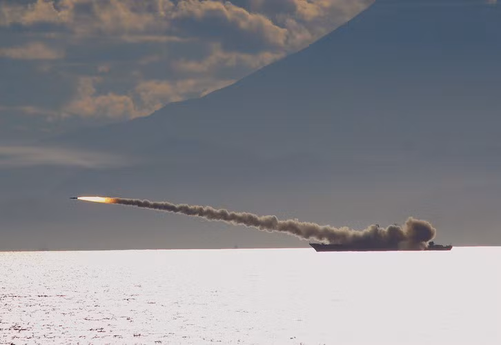 P-270 Moskit là theo định danh của Tổng cục pháo binh Nga, còn NATO gọi là SS-N-22 Suburn. Đây là hệ thống tên lửa chống hạm siêu âm được phát triển cho nhiệm vụ săn chiến hạm mặt nước của khối NATO.