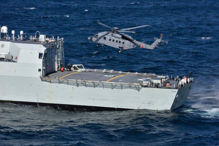 "Phi cơ mất liên lạc khi đang tham gia đợt diễn tập ngoài khơi Hy Lạp trong chiến dịch Reassurance", Bộ Quốc phòng Canada hôm 30/4 ra thông cáo cho biết, nhưng không tiết lộ thêm thông tin về số người trên trực thăng.