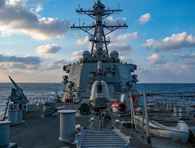 Tuần dương hạm có trang bị tên lửa dẫn đường lớp Ticonderoga USS Bunker Hill ngày 29/4 đã “khẳng định các quyền tự do hàng hải ở quần đảo Trường Sa trên Biển Đông, phù hợp với luật pháp quốc tế”, Trung tá Reann Mommsen, Người phát ngôn của Hạm đội 7 của Hải quân Mỹ khẳng định.