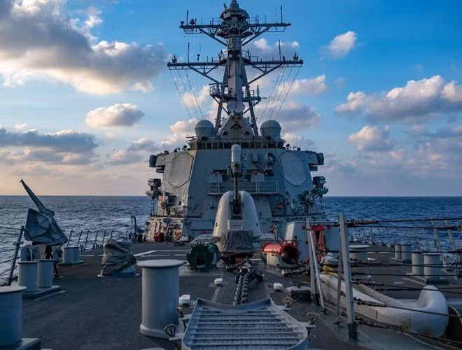 Tuần dương hạm có trang bị tên lửa dẫn đường lớp Ticonderoga USS Bunker Hill ngày 29/4 đã “khẳng định các quyền tự do hàng hải ở quần đảo Trường Sa trên Biển Đông, phù hợp với luật pháp quốc tế”, Trung tá Reann Mommsen, Người phát ngôn của Hạm đội 7 của Hải quân Mỹ khẳng định.