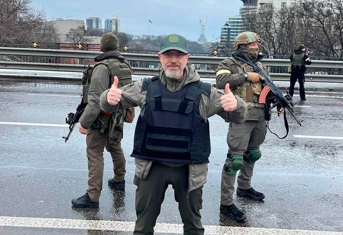 Trả lời phỏng vấn với tờ Politico, ông Reznikov tự tin cho rằng các nước đồng minh cuối cùng sẽ cung cấp xe tăng và máy bay chiến đấu chuẩn phương Tây cho Quân đội Ukraine, nhưng nhấn nhá "Mỹ nên làm gương trong việc cung cấp các loại vũ khí nói trên".