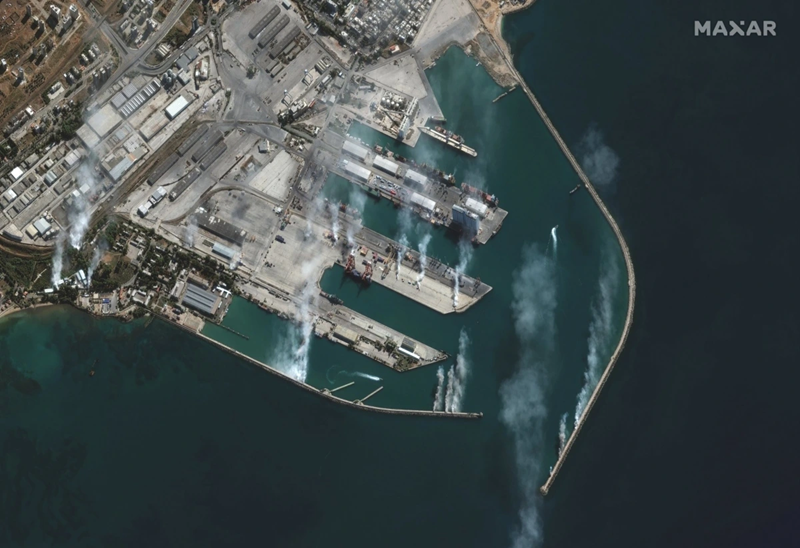 Sự hiện diện quân sự của Nga tại Syria, được thành lập vào năm 2015 để củng cố chế độ Assad, tập trung vào hai cơ sở chính. Căn cứ hải quân Tartus, nằm trên bờ biển Địa Trung Hải của Syria, đóng vai trò là cảng nước ấm duy nhất của Nga bên ngoài Biển Đen, nơi có các cơ sở sửa chữa, kho nhiên liệu và bến tàu có khả năng chứa tới 11 tàu chiến, bao gồm cả tàu khu trục tên lửa dẫn đường và tàu ngầm. Ảnh: Maxar