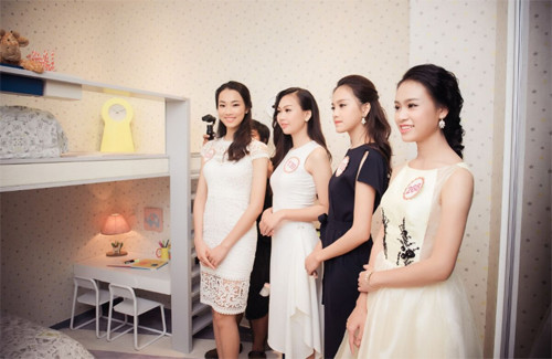 Phòng dành cho em bé sử dụng nội thất đa chức năng để tiết kiệm không gian.