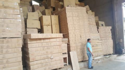 Một công ty tố cáo doanh nhân Otto đã ký hợp đồng nhưng không nhận số gỗ thành phẩm này.