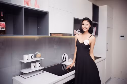 Từ phòng khách nhìn thẳng sang là phòng ăn và phía bên phải là phòng bếp. Căn phòng này sử dụng màu trắng chủ đạo và thiết bị bếp điện từ tiết kiệm không gian và tạo cảm giác sạch sẽ, sáng bóng từng góc.