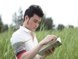 Năm 1998, Quang Vinh sang Mỹ học tại Trường phổ thông trung học Monsignor Bonner, Pennsylvania. Nhưng do mong muốn trở thành một ca sĩ, anh đã quay về Việt Nam năm 2000 khi đang học giữa chừng. 