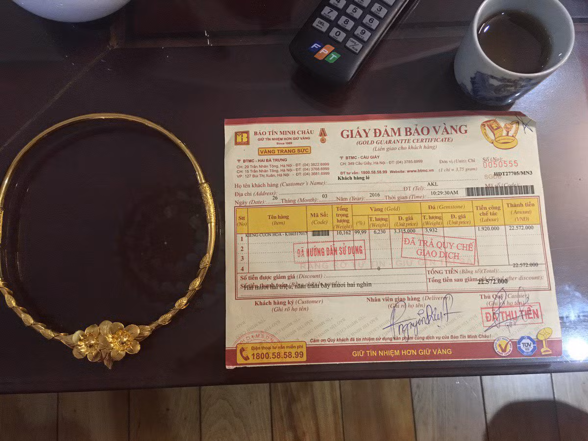Chiếc kiềng và giấy đảm bảo vàng ghi rõ trọng lượng hơn 6,2 chỉ mà Bảo Tín Minh Châu giao cho bà Hằng.