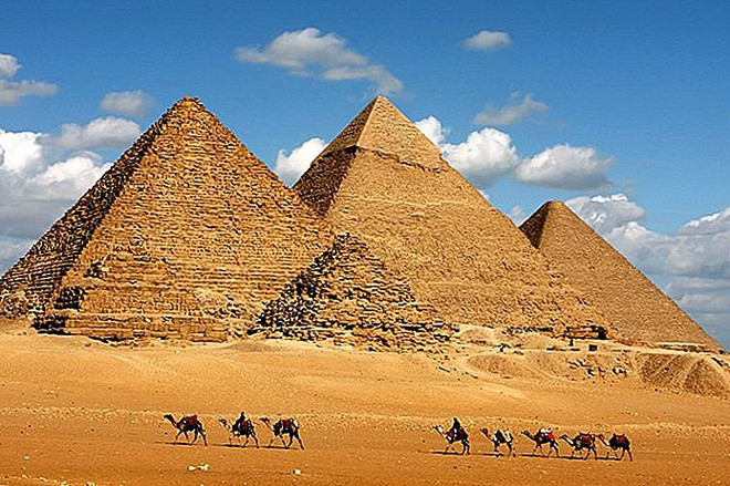  Kim tự tháp Giza: Được xây dựng vào khoảng thế kỷ 26 TCN, đây là lăng mộ của một Pharaon (hoàng đế Ai Cập cổ đại). Toàn bộ công trình được xây dựng từ 230.000 phiến đá, độ nghiêng của các mặt bên Kim tự tháp khoảng 51,5 độ. Bốn mặt của kim tự tháp nhìn về 4 hướng. Đỉnh cao nhất của kim tự tháp lên tới 146 m, diện tích bề mặt khoảng 1.300 m2, chiều cao của mặt nghiêng là 195 m. Kim tự tháp là kỳ quan thế giới cổ đại duy nhất còn tồn tại nguyên vẹn, chứa đựng nhiều bí ẩn đối với các nhà khoa học.