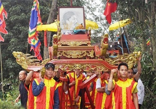 Vua Hàm Nghi tên thật là Nguyễn Phúc Ưng Lịch, tên húy là Nguyễn Phúc Minh, là con trai thứ 5 của kiến vương Nguyễn Phúc Hồng Cai và bà Nguyễn Thị Nhàn. Ông được phụ chính đại thần Tôn Thất Thuyết đem lên làm vua khi mới chỉ 13 tuổi.