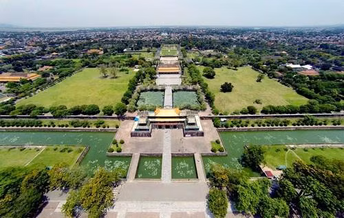 Tồn tại từ năm 1802-1945, triều Nguyễn trải qua tổng cộng 13 vị vua trị vì. Vua đầu tiên là Gia Long và vua cuối cùng chính là hoàng đế Bảo Đại.