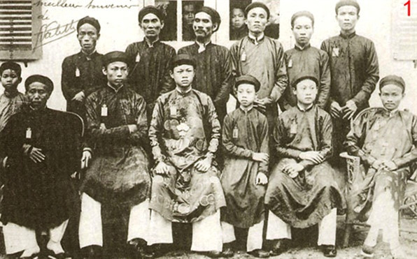 Triều Nguyễn có 3 vị vua nổi tiếng về tinh thần yêu nước là Hàm Nghi, Thành Thái và Duy Tân. Cả 3 vị vua này về sau đều bị thực dân Pháp lưu đày sang châu Phi.