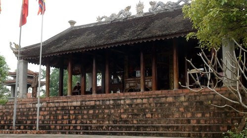 Tương truyền, sau khi rời khỏi kinh thành, vua Hàm Nghi cho người xây dựng, cất giấu một kho báu gần 1.000 thùng vàng bạc châu báu tại xã Sơn Hóa, huyện Minh Hóa, tỉnh Quảng Bình. Nhiều người dân và cơ quan chức năng tiến hành khảo sát, truy tìm kho báu, tuy nhiên đến nay nó vẫn còn là điều bí ẩn.