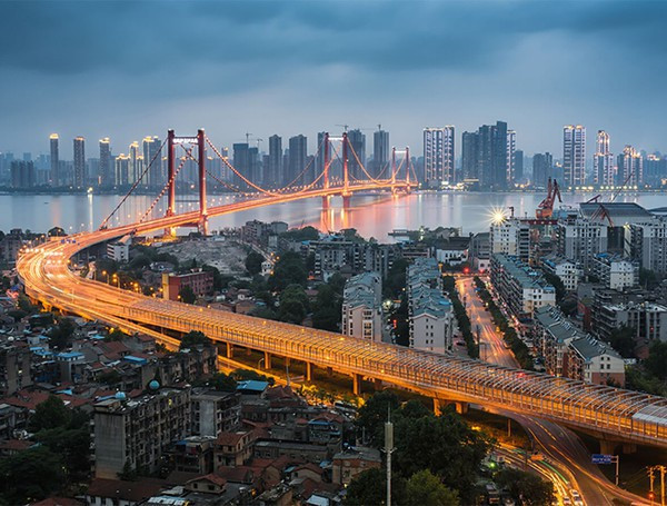 Vũ Hán là thành phố lớn, trung tâm công nghiệp hàng đầu của tỉnh Hồ Bắc và cả Trung Quốc. Năm 1900, tạp chí Collier của Mỹ đăng bài viết về "thị trấn bùng nổ" Vũ Hán bên sông Dương Tử, gọi đó là "Chicago của Trung Quốc". Từ đó, biệt danh này gắn liền thành phố Vũ Hán.