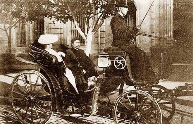 Hàm Nghi là vua duy nhất trong sử Việt từng lấy vợ ở châu Phi. Theo sách “Chín đời chúa mười ba đời vua triều Nguyễn”, năm 1904, Hàm Nghi đính hôn với cô Marcelle Laloe (1884-1974), con gái của ông Laloe, Chánh án tòa Thượng phẩm Alger ở Algeria. Đám cưới của họ trở thành sự kiện văn hóa của thủ đô Alger.