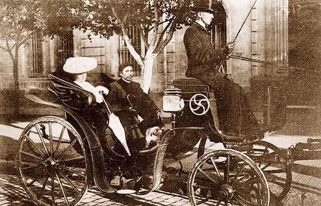 Hàm Nghi là vua duy nhất trong sử Việt từng lấy vợ ở châu Phi. Theo sách “Chín đời chúa mười ba đời vua triều Nguyễn”, năm 1904, Hàm Nghi đính hôn với cô Marcelle Laloe (1884-1974), con gái của ông Laloe, Chánh án tòa Thượng phẩm Alger ở Algeria. Đám cưới của họ trở thành sự kiện văn hóa của thủ đô Alger.