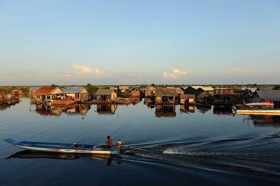 khi chảy vào lãnh thổ Việt Nam, sông Mê Kông chia thành 2 dòng chảy chính: Nhánh bên phải gọi là Hậu Giang (sông Hậu), nhánh bên trái là gọi là Tiền Giang (sông Tiền). Cả hai đều chảy vào khu vực Đồng bằng sông Cửu Long.