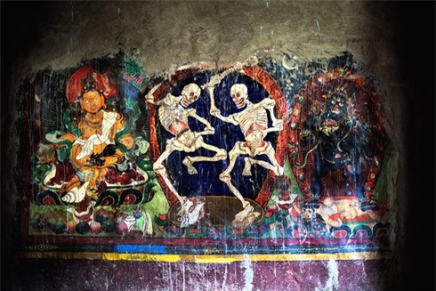 Thủ đô Manthang của vương quốc Lo cổ xưa là quê hương của người Loba, những cư dân đầu tiên của Mustang. Một số học giả các nước cho rằng đây là pháo đài thời trung cổ được bảo tồn tốt nhất thế giới. Xứng đáng là ứng cử viên trở thành di sản thế giới. Trong ảnh là bức tranh Tantric về sư Liên hoa sinh.