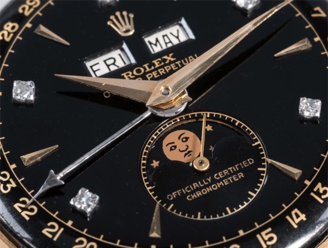 Ngoài những chi tiết độc đáo như đây là một trong ba chiếc đồng hồ duy nhất trên thế giới với bộ hiển thị chu kỳ mặt trăng bằng vàng và mặt số nền đen gắn kim cương, mức giá kỷ lục của chiếc Rolex "Bảo Đại" còn được đẩy lên nhờ từng thuộc sở hữu của vị hoàng đế Việt Nam cuối cùng.