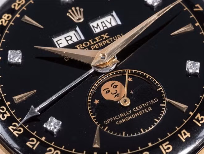 Ngoài những chi tiết độc đáo như đây là một trong ba chiếc đồng hồ duy nhất trên thế giới với bộ hiển thị chu kỳ mặt trăng bằng vàng và mặt số nền đen gắn kim cương, mức giá kỷ lục của chiếc Rolex "Bảo Đại" còn được đẩy lên nhờ từng thuộc sở hữu của vị hoàng đế Việt Nam cuối cùng.