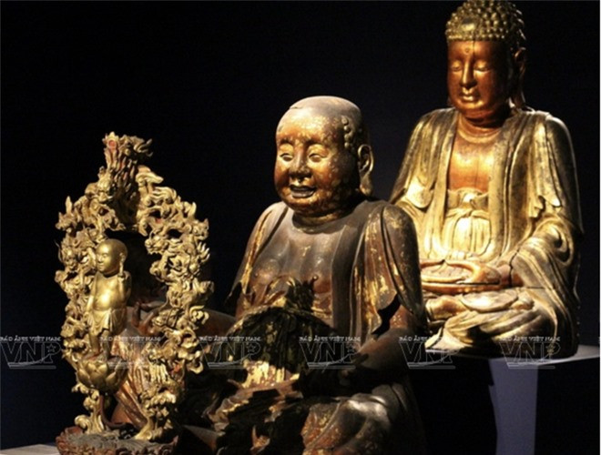 Một pho tượng Phật cổ của Việt Nam được giới thiệu tại bảo tàng.
