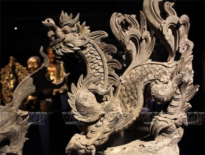 Chạm khắc Rồng là hiện vật được trưng bày tại bảo tàng.
