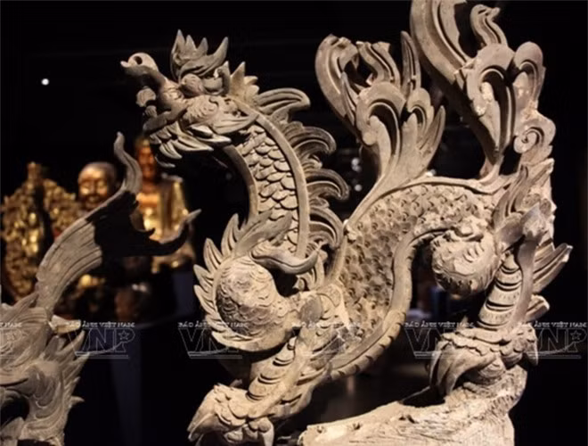Chạm khắc Rồng là hiện vật được trưng bày tại bảo tàng.