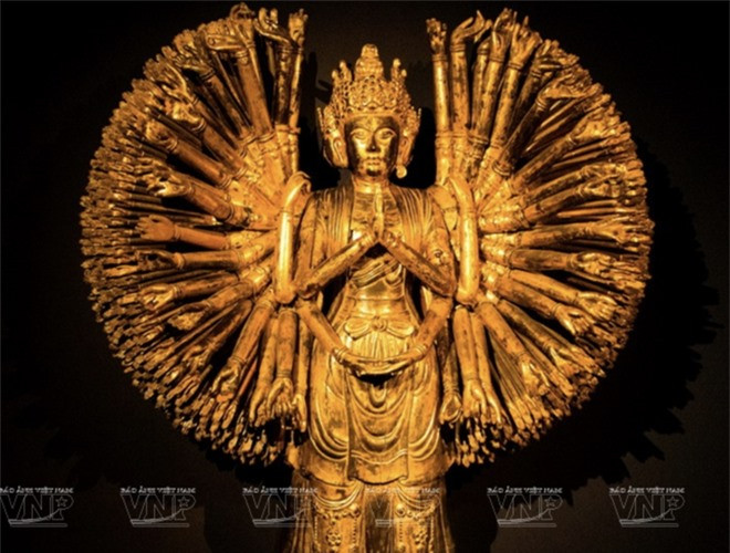 Tượng Phật Quan âm Bồ tát Nghìn mắt nghìn tay từ thế kỷ 18 ở Việt Nam.
