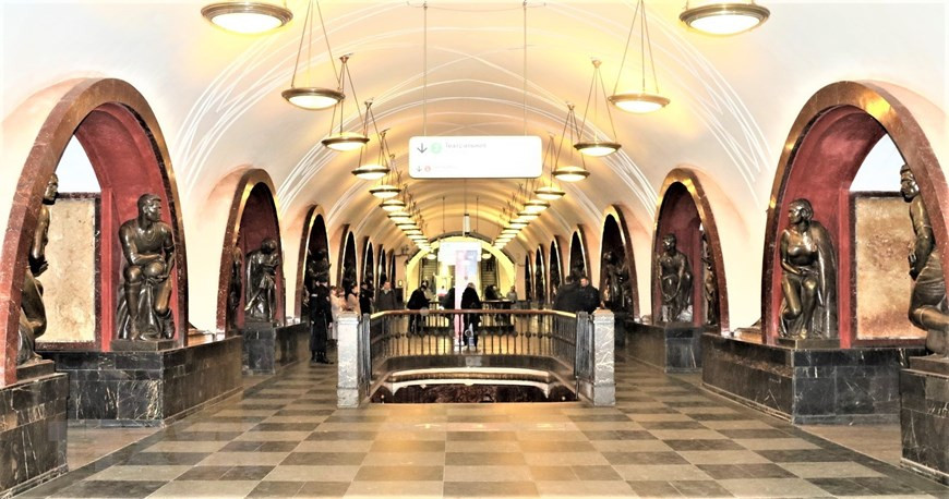 Sảnh lớn tại nhà ga Quảng trường Cách Mạng.
