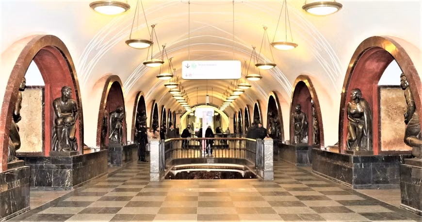 Sảnh lớn tại nhà ga Quảng trường Cách Mạng.