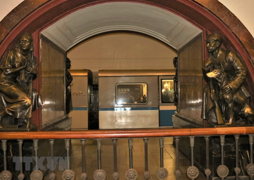 Tác phẩm điêu khắc nổi nhất tại nhà ga và có thể là trên toàn hệ thống metro Moskva là bức tượng người lính biên phòng dắt chó với cái mõm chó bị xoa mòn.