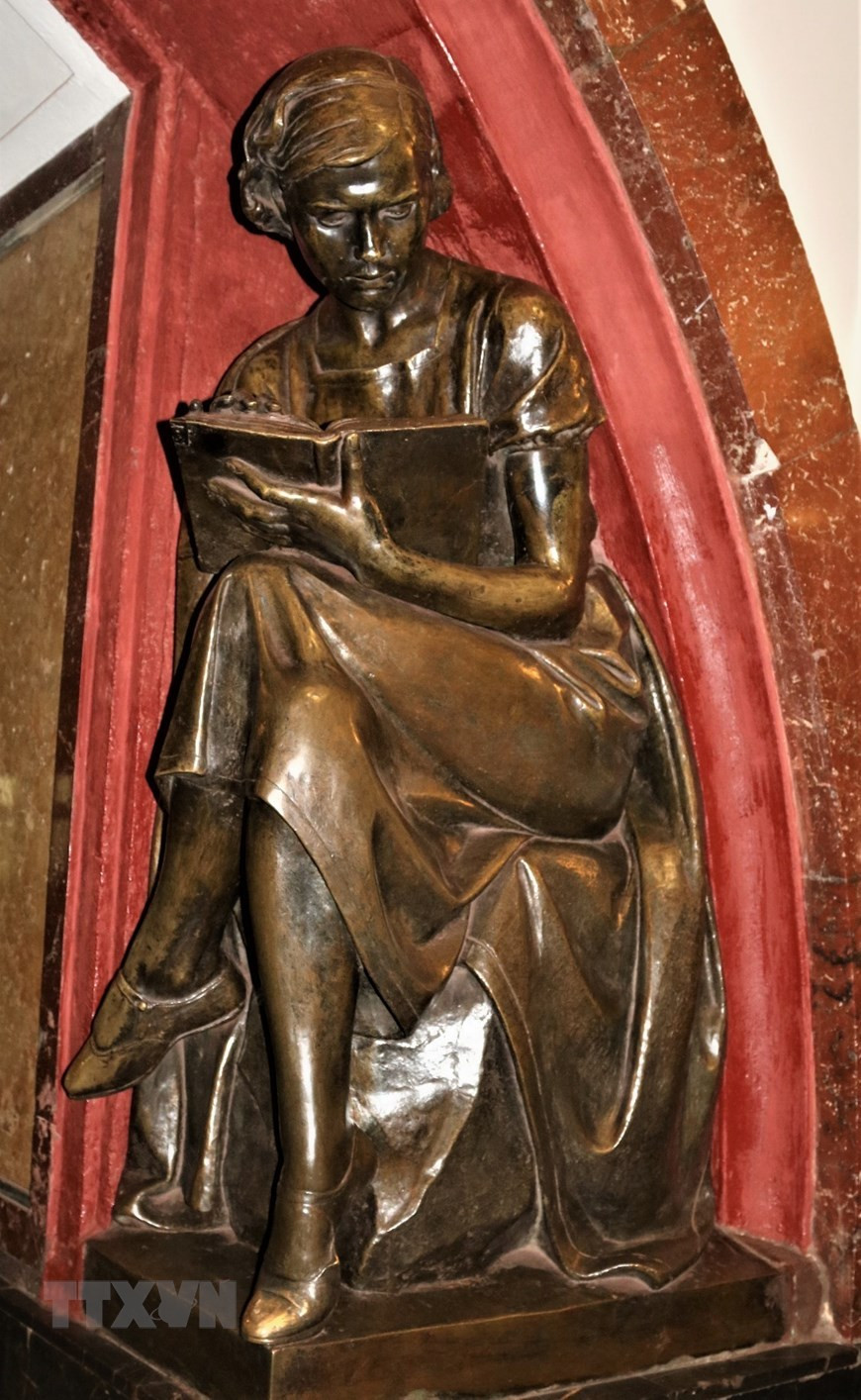 Tượng cô sinh viên đọc sách với chiếc giày bị xoa mòn để không thành "bà cô già".