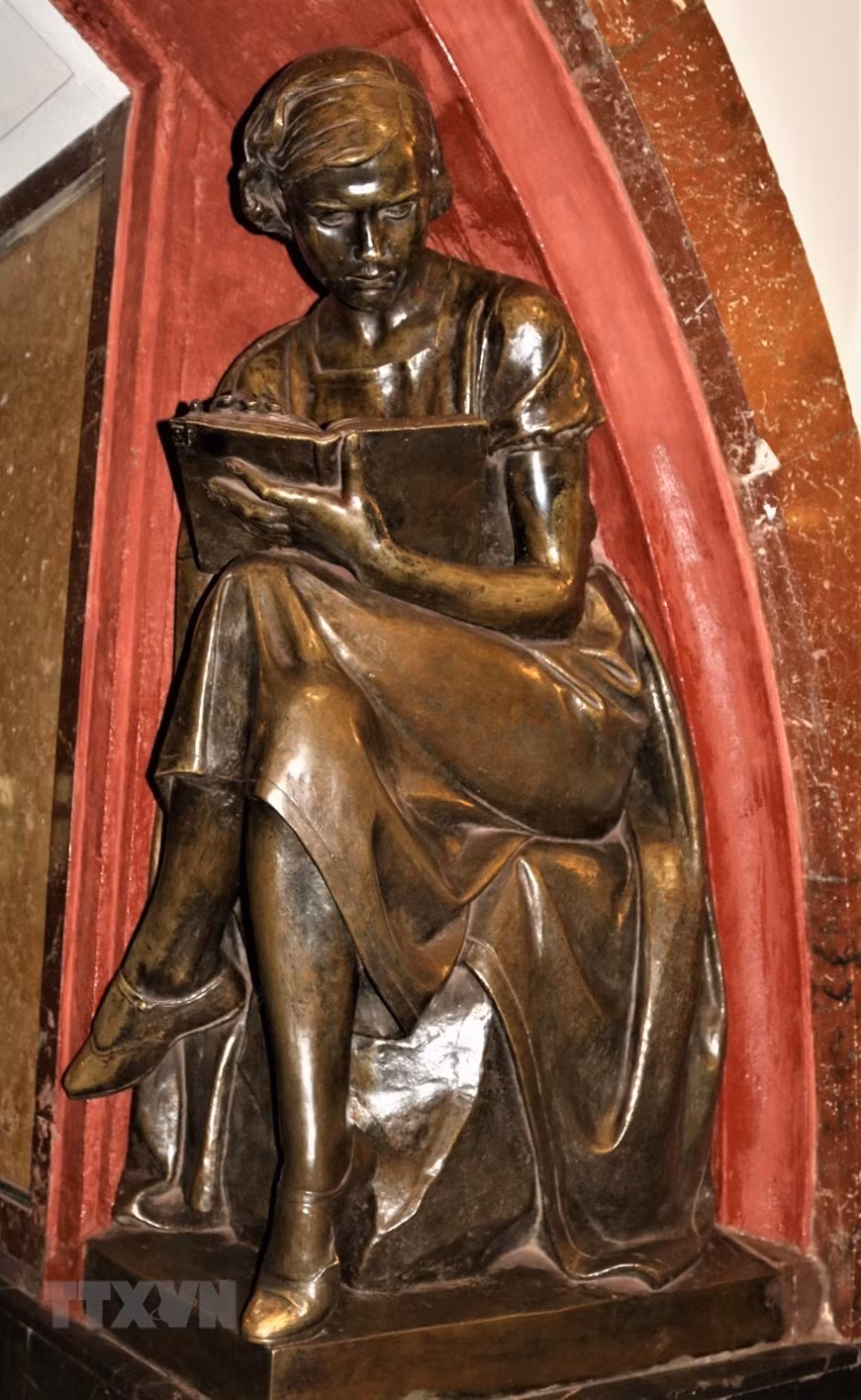 Tượng cô sinh viên đọc sách với chiếc giày bị xoa mòn để không thành "bà cô già".