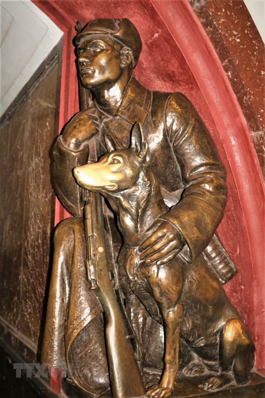 Miệng của chú chó tượng tượng bị xoa mòn khi phục vụ mong ước thi đỗ của các sĩ tử.