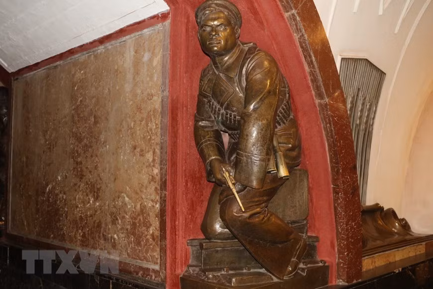 Ga tàu điện ngầm “Quảng trường Cách mạng” thủ đô Moskva ( Nga) mô tả lịch sử Liên Xô. Tượng anh thủy thủ cầm súng và lựu đạn bị xoa mòn do quan niệm may mắn khi làm ăn.