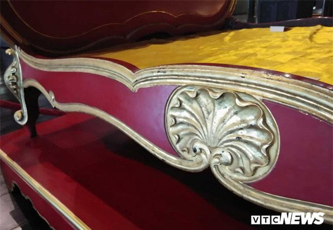 Qua hàng trăm năm tồn tại, một số hoạ tiết bị tróc tại vị trí thếp vàng.