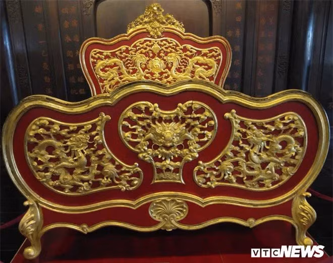 Trong số những vật dụng đó, hiện tại, Bảo tàng Cổ vật Cung đình Huế (Thừa Thiên - Huế) còn trưng bày chiếc long sàng của hoàng đế Khải Định với những chạm khắc hình rồng tinh xảo và được sơn son, thếp vàng. Sau cả trăm năm tồn tại, chiếc long sàng của vua Khải Định vẫn còn khá nguyên vẹn, toát lên vẻ quyền uy của hoàng gia.