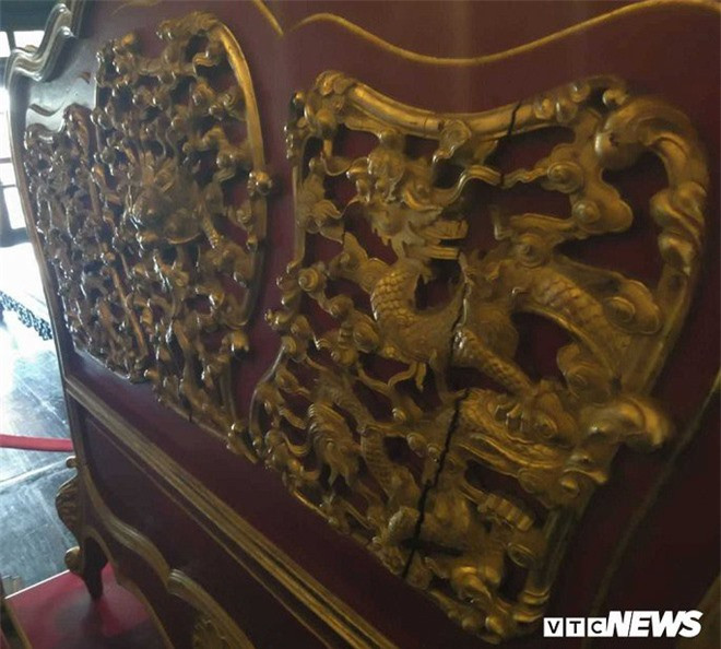 Về tổng quan, chiếc long sàng của vua Khải Định mang hơi hướng thiết kế nội thất Châu Âu cuối thế kỷ 19 đầu thế kỷ 20 và khác với thiết kế giường có lọng che truyền thống của quý tộc Việt Nam xưa.