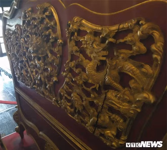 Về tổng quan, chiếc long sàng của vua Khải Định mang hơi hướng thiết kế nội thất Châu Âu cuối thế kỷ 19 đầu thế kỷ 20 và khác với thiết kế giường có lọng che truyền thống của quý tộc Việt Nam xưa.