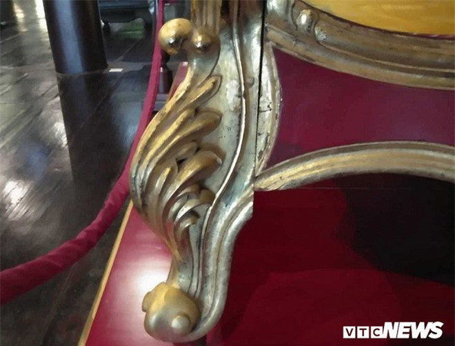 Bốn chân giường được chạm khắc hoa văn và thếp vàng.