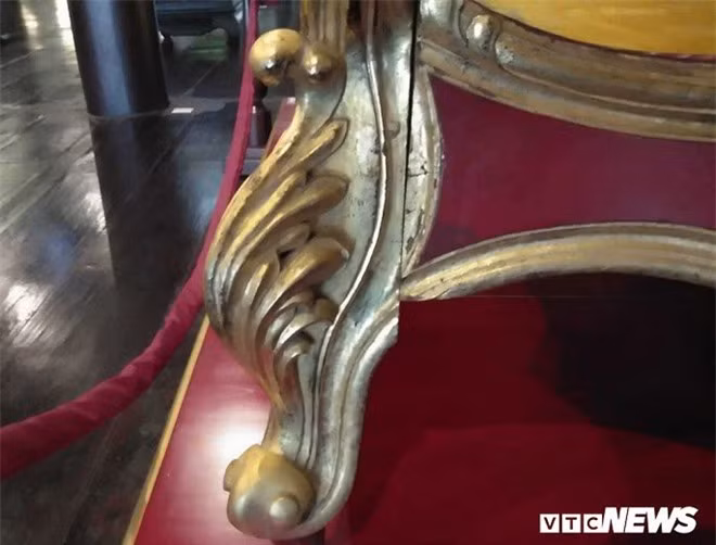 Bốn chân giường được chạm khắc hoa văn và thếp vàng.