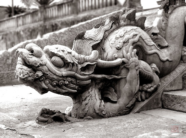 Nhà Hậu Lê có tổng số 27 vua nối nhau trị vì: Thời Lê sơ có 11 vua, tính từ vua Lê Thái Tổ (Lê Lợi) đến vua Lê Cung Hoàng (Lê Xuân), không tính Lệ Đức Hầu Lê Nghi Dân; Thời Lê Trung hưng có 16 vua, tính từ vua Lê Trang Tông (Lê Ninh) đến vua Lê Mẫn Đế (Lê Chiêu Thống).